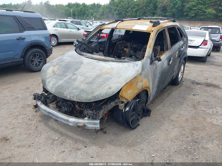 2015 Kia Sorento, Engine Burn, IAAI, VIN 5XYKTDA64FG605023 — photo 2