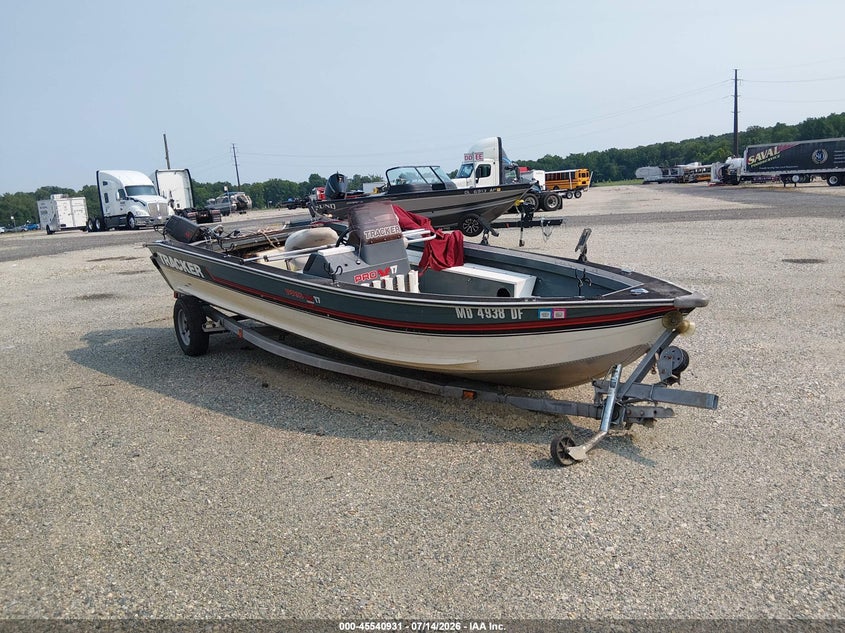 1989 TRACKER PRO V17 BASS BOAT AND TRAILER auction photo 1