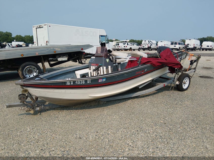 1989 TRACKER PRO V17 BASS BOAT AND TRAILER auction photo 2