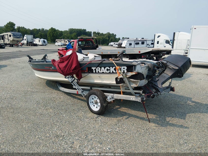 1989 TRACKER PRO V17 BASS BOAT AND TRAILER auction photo 3