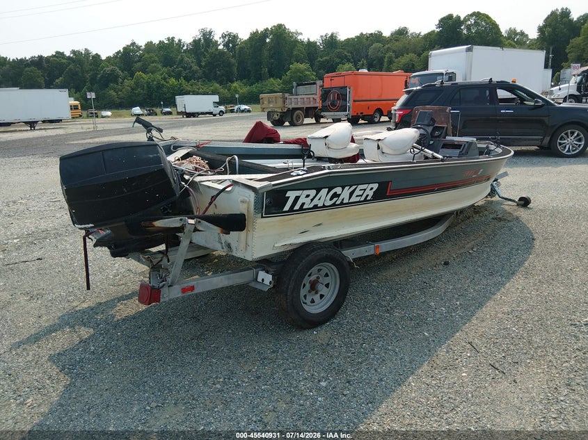 1989 TRACKER PRO V17 BASS BOAT AND TRAILER auction photo 4
