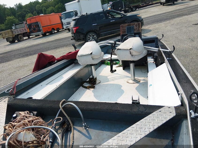 1989 TRACKER PRO V17 BASS BOAT AND TRAILER auction photo 5