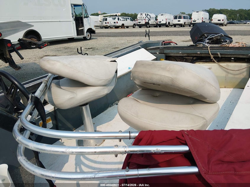 1989 TRACKER PRO V17 BASS BOAT AND TRAILER auction photo 8