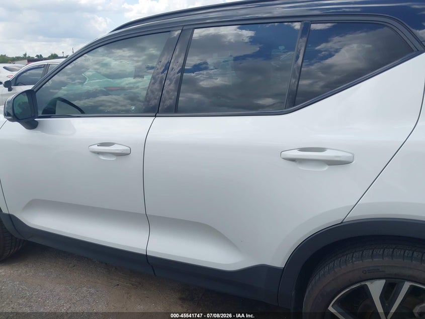2021 Volvo Xc40 T5 R-Design VIN: YV4162UM4M2563507 Lot: 45541747
