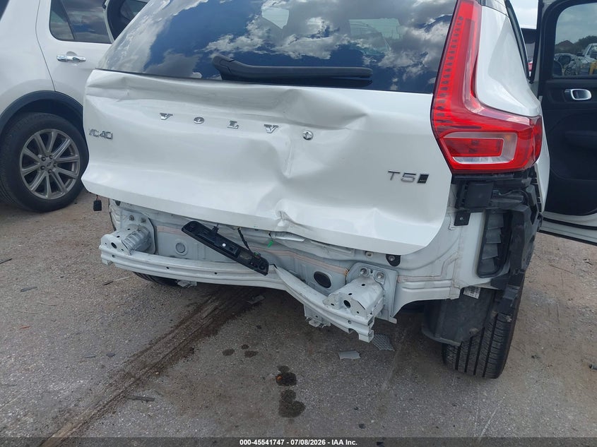 2021 Volvo Xc40 T5 R-Design VIN: YV4162UM4M2563507 Lot: 45541747