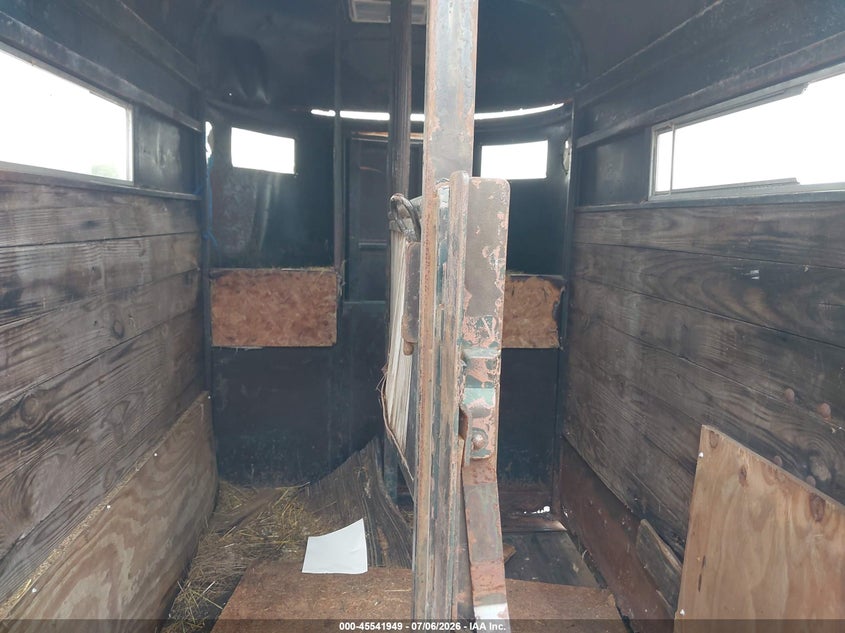 1980 RUSTLER HORSE TRAILER auction photo 5