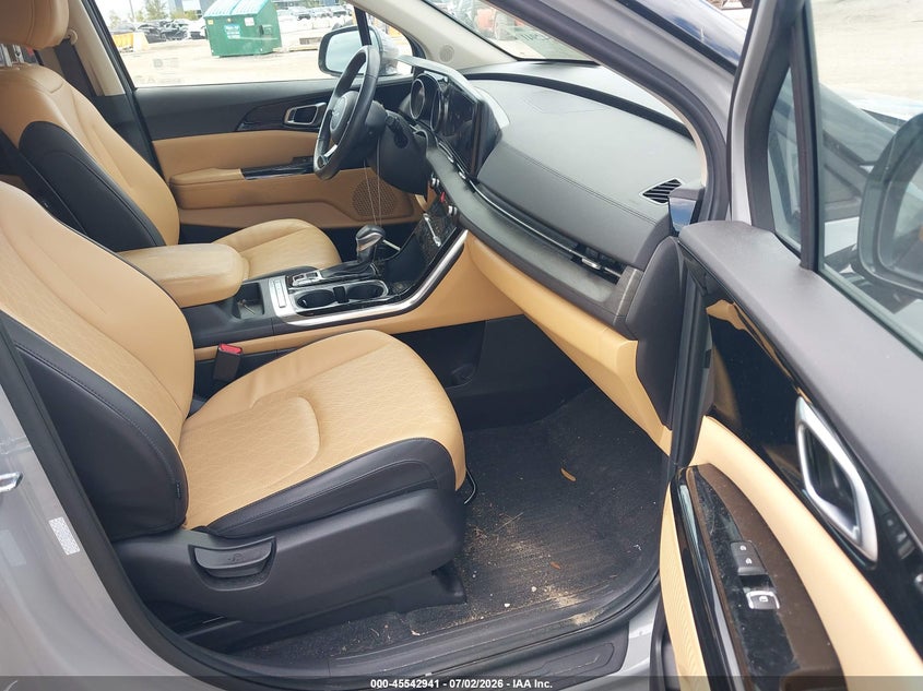 2024 KIA CARNIVAL MPV auction photo 5