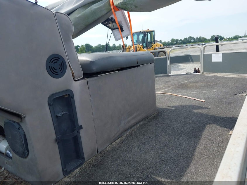 1990 SUNTRACKER PONTOON auction photo 5