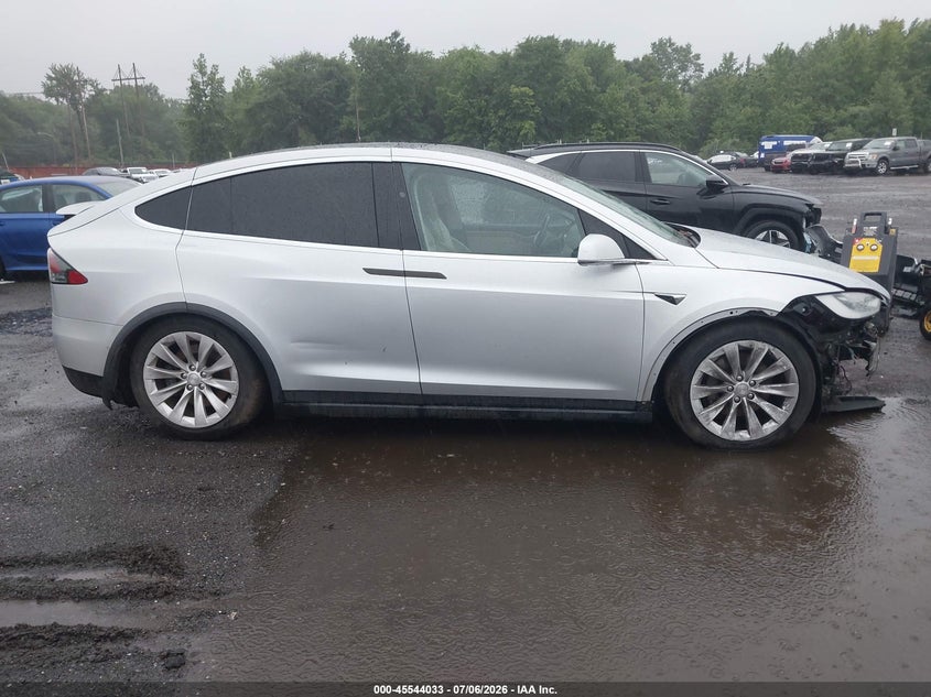 2018 Tesla Model X 100D/75D/P100D VIN: 5YJXCDE26JF102297 Lot: 45544033