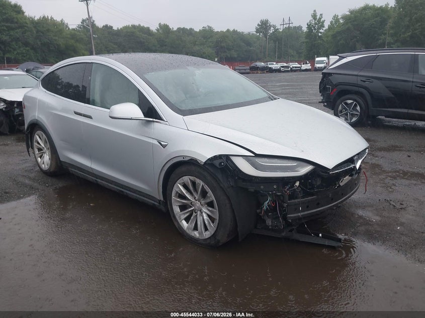 2018 Tesla Model X 100D/75D/P100D VIN: 5YJXCDE26JF102297 Lot: 45544033