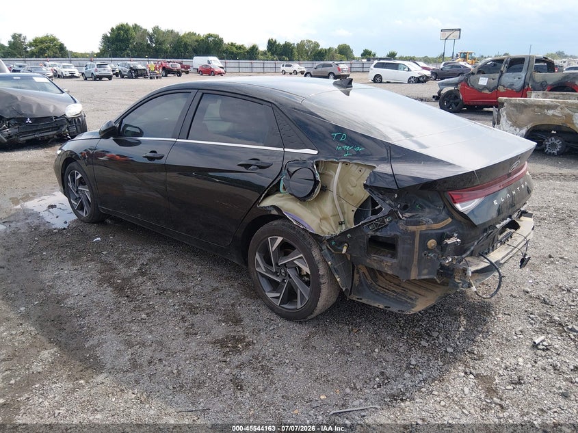 2024 HYUNDAI ELANTRA auction photo 3