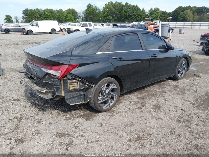 2024 HYUNDAI ELANTRA auction photo 4