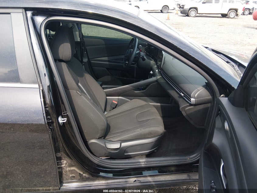 2024 HYUNDAI ELANTRA auction photo 5