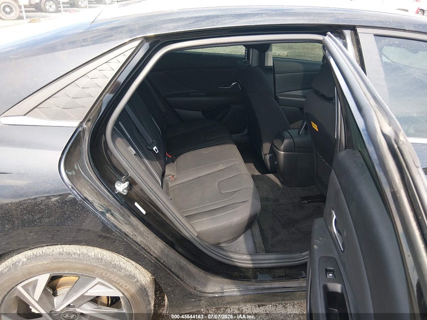 2024 HYUNDAI ELANTRA auction photo 8