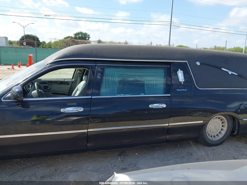 2000 Lincoln Town Car Executive VIN: 1LJFM81W6YY808685 Lot: 45545383