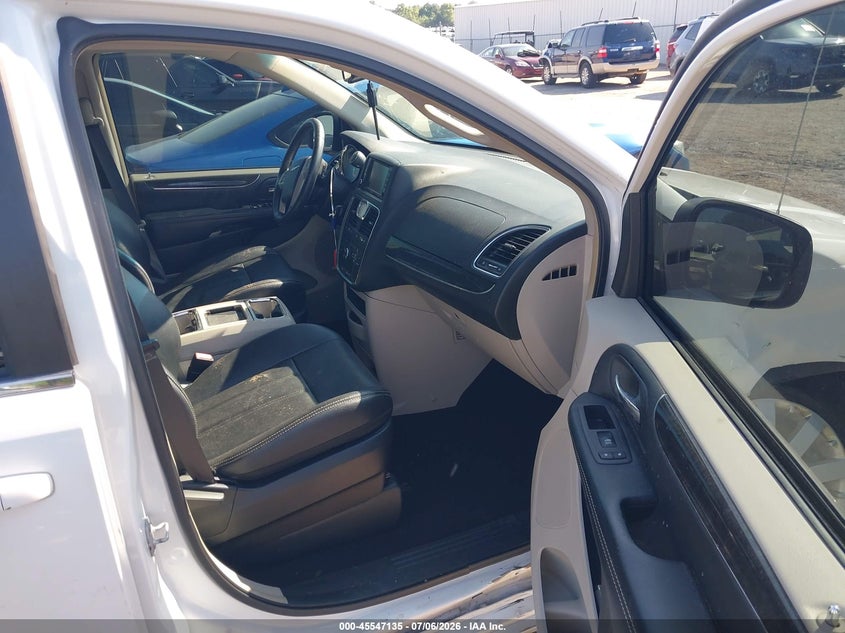 2016 CHRYSLER TOWN & COUNTRY auction photo 5