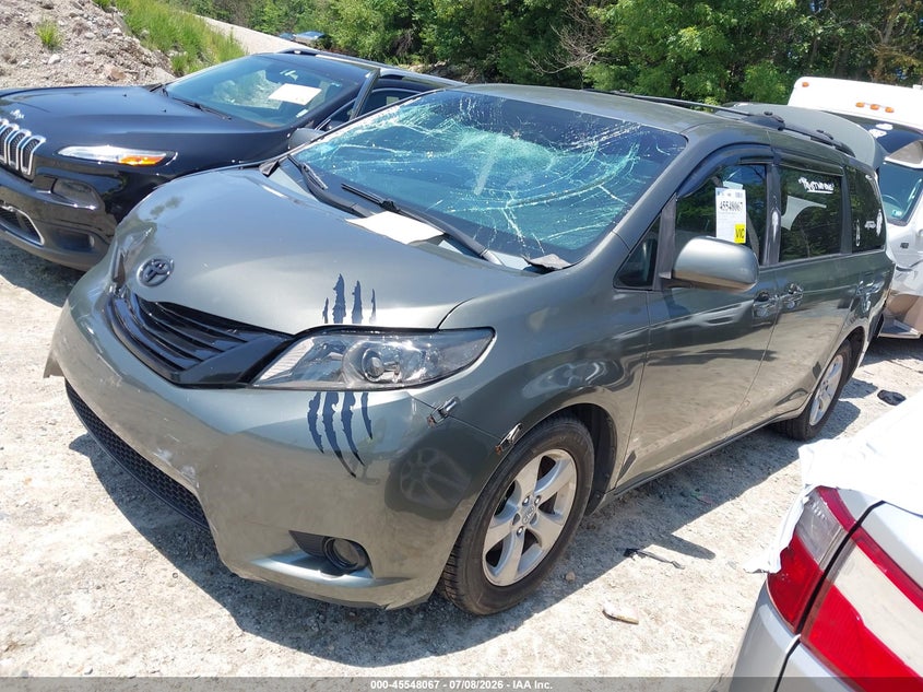2011 TOYOTA SIENNA auction photo 2