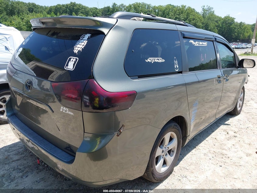 2011 TOYOTA SIENNA auction photo 4