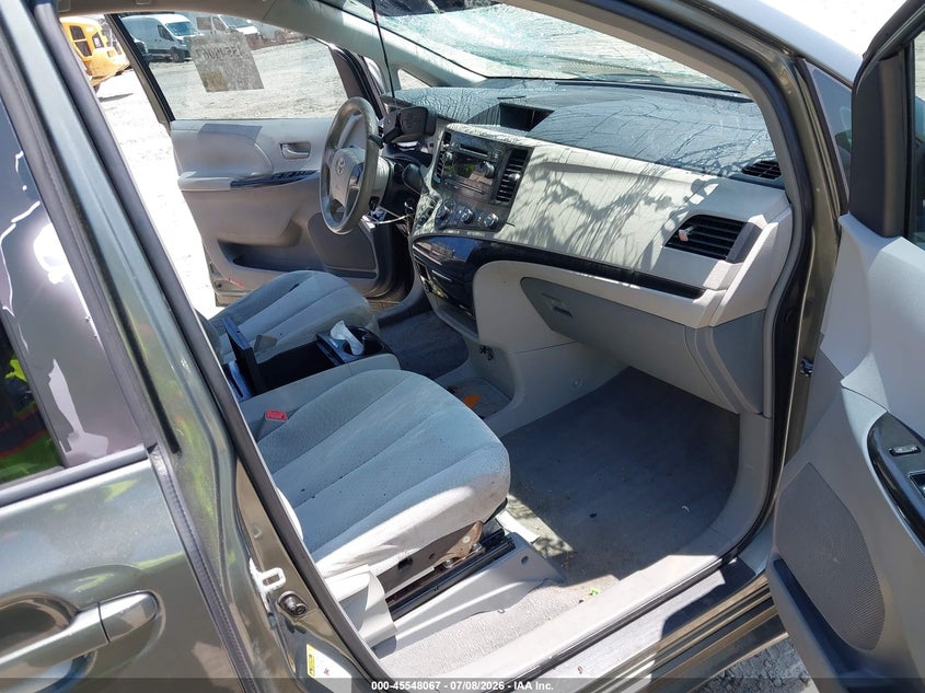 2011 TOYOTA SIENNA auction photo 5