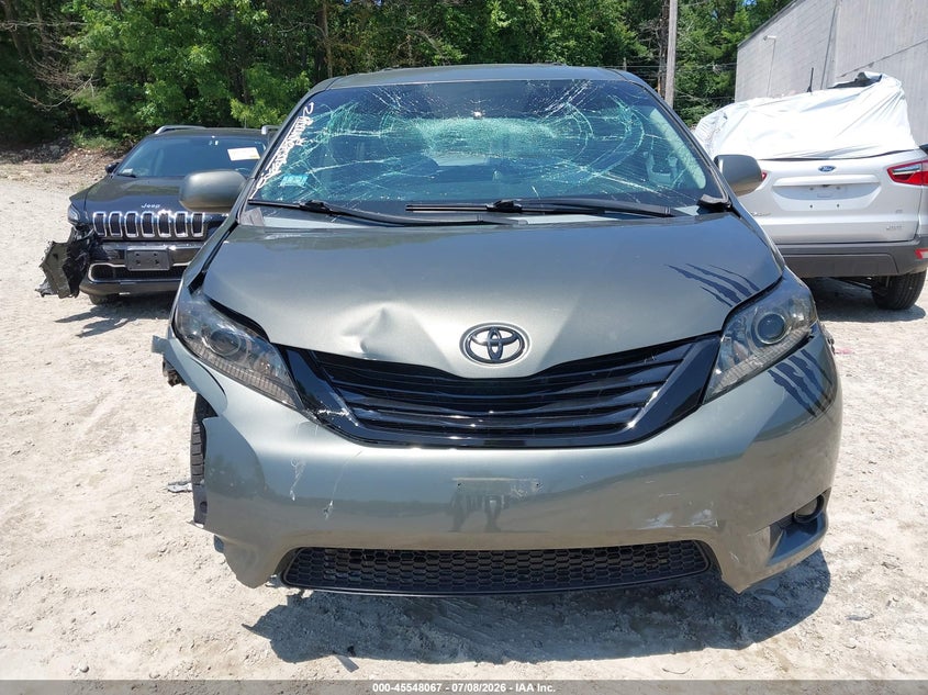 2011 TOYOTA SIENNA auction photo 6