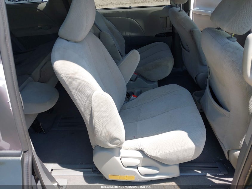 2011 TOYOTA SIENNA auction photo 8