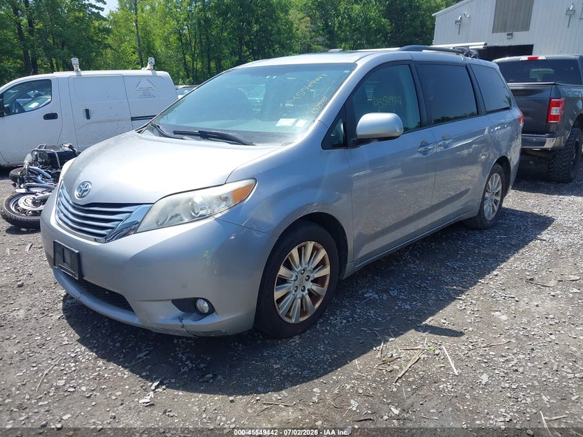 2012 TOYOTA SIENNA auction photo 2