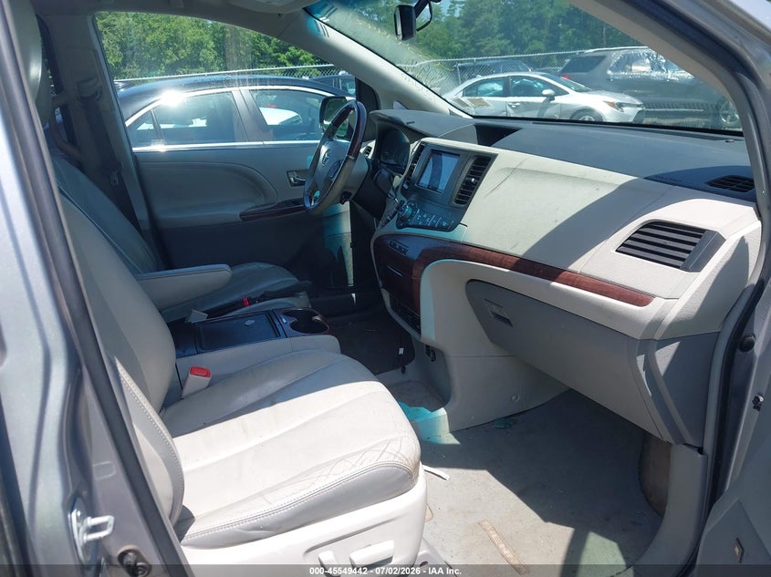 2012 TOYOTA SIENNA auction photo 5