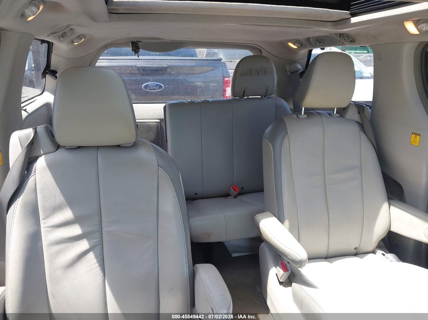2012 TOYOTA SIENNA auction photo 8