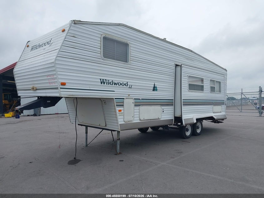 2003 WILDWOOD LE FIFTH WHEEL SERIE auction photo 2