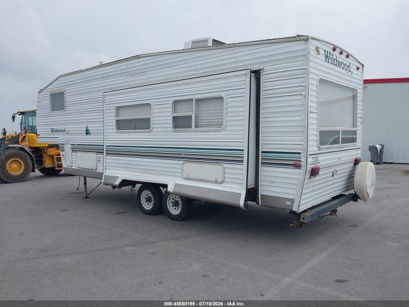 2003 WILDWOOD LE FIFTH WHEEL SERIE auction photo 3