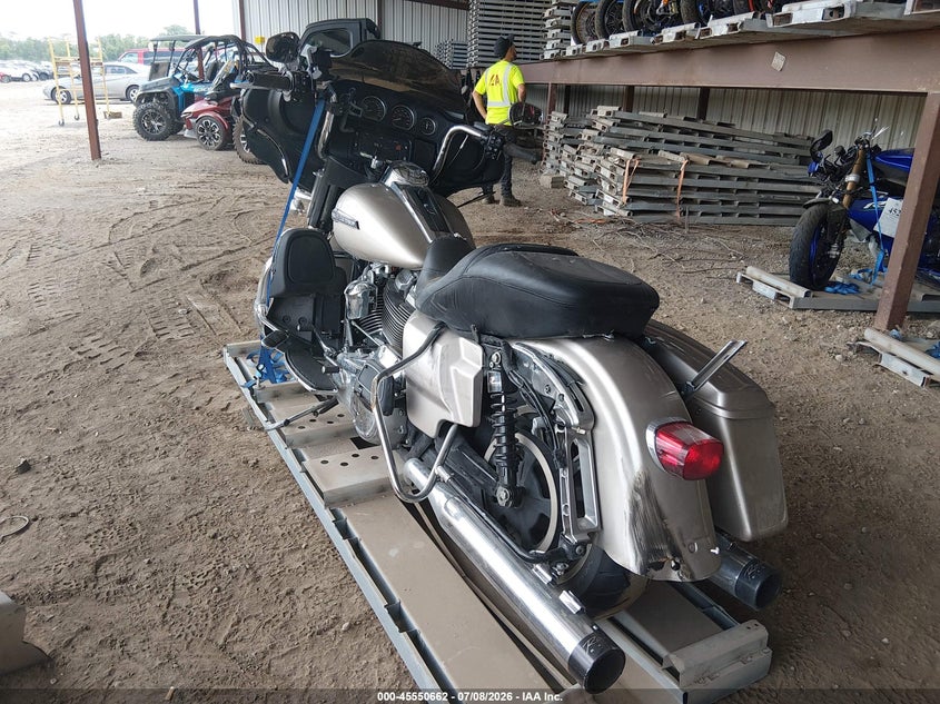 2018 HARLEY-DAVIDSON FLHTCU auction photo 3