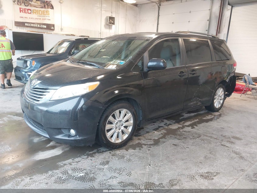 2013 Toyota Sienna, Left Side, IAAI, VIN 5TDDK3DC3DS066692 — photo 2