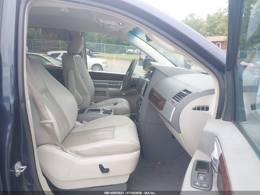 2009 CHRYSLER TOWN & COUNTRY auction photo 5