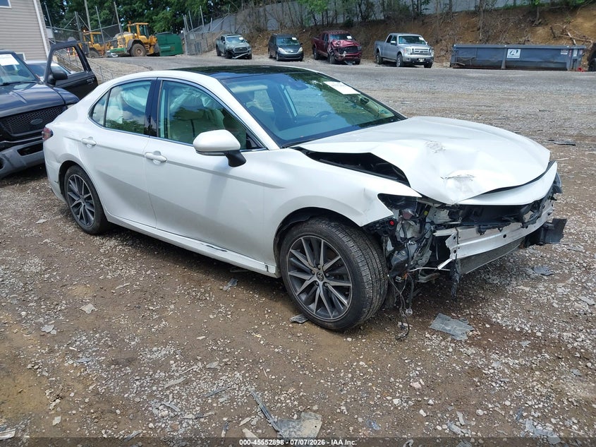 2021 TOYOTA CAMRY XLE