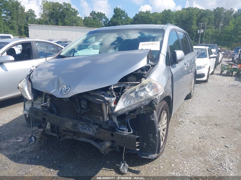 2014 TOYOTA SIENNA auction photo 2