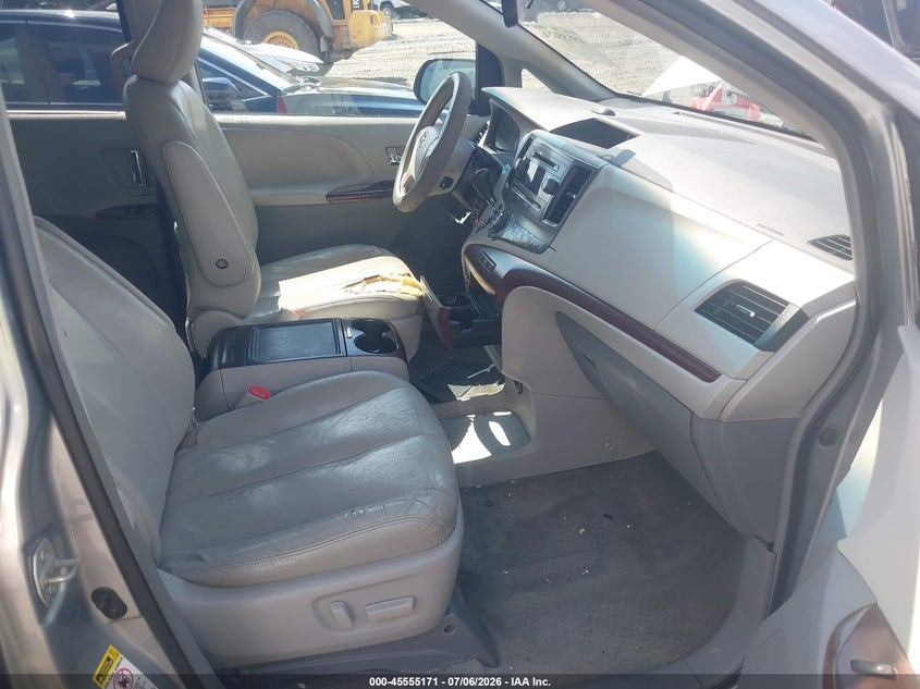 2014 TOYOTA SIENNA auction photo 5