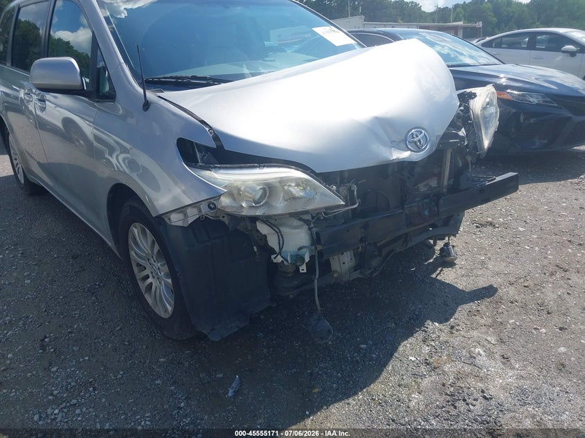 2014 TOYOTA SIENNA auction photo 6
