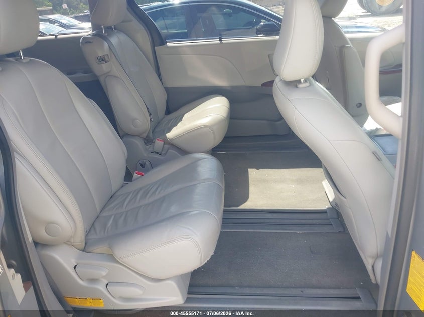 2014 TOYOTA SIENNA auction photo 8