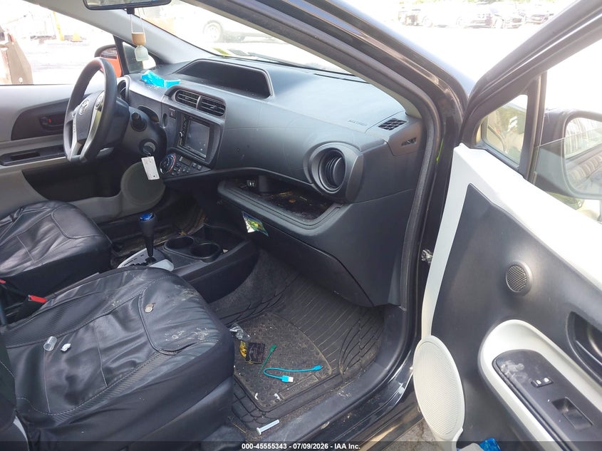 2014 TOYOTA PRIUS C auction photo 5