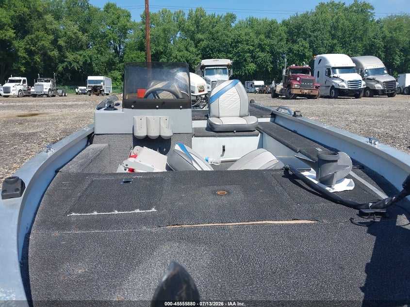 1993 BASSTRACKER 17' auction photo 5
