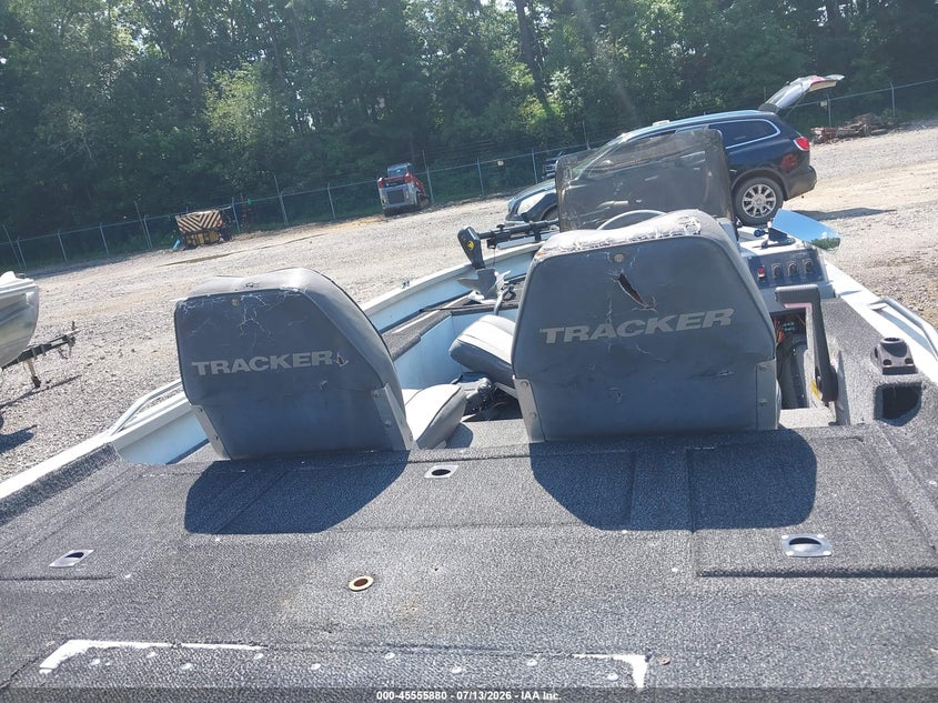 1993 BASSTRACKER 17' auction photo 8