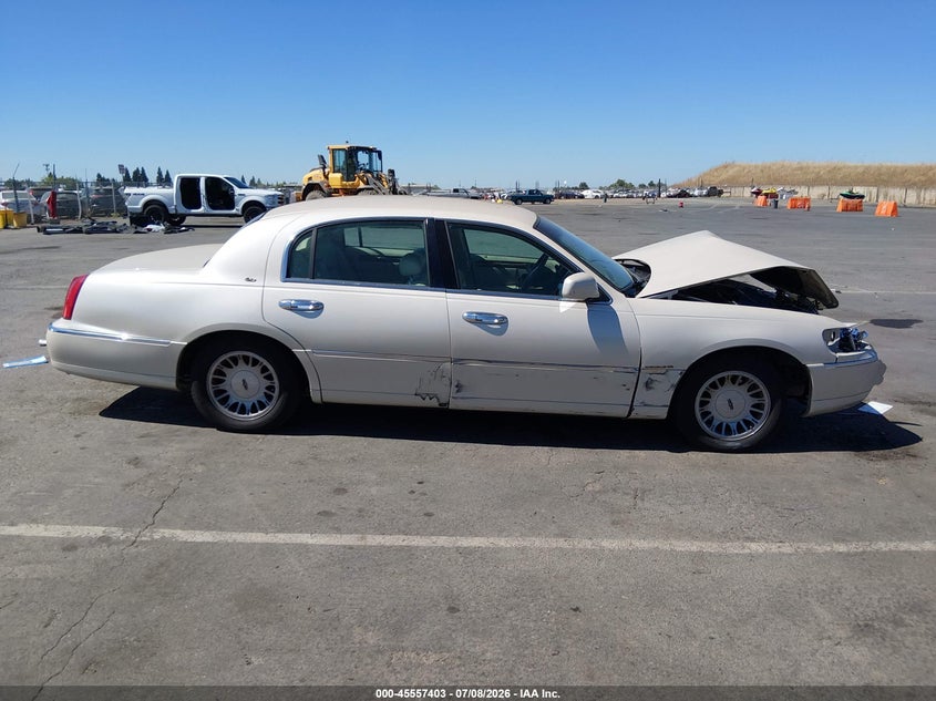 2001 Lincoln Town Car Cartier VIN: 1LNHM83W41Y609855 Lot: 45557403