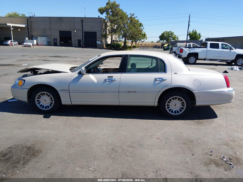 2001 Lincoln Town Car Cartier VIN: 1LNHM83W41Y609855 Lot: 45557403