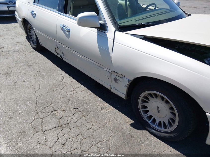 2001 Lincoln Town Car Cartier VIN: 1LNHM83W41Y609855 Lot: 45557403