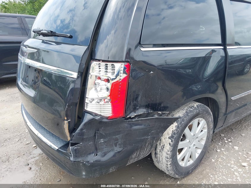 2015 CHRYSLER TOWN & COUNTRY auction photo 6