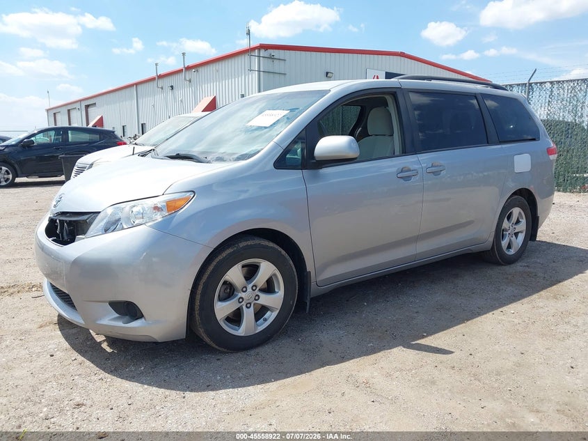2014 TOYOTA SIENNA auction photo 2