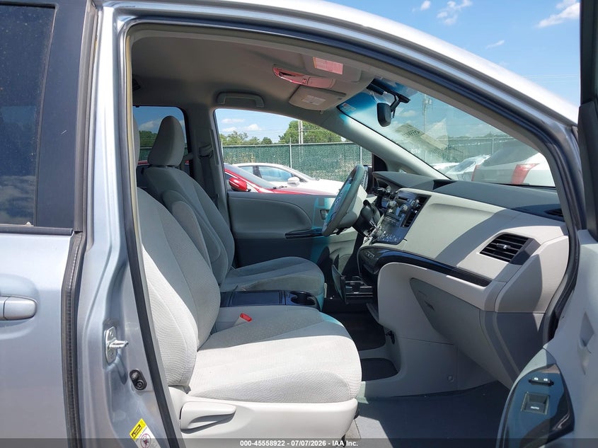 2014 TOYOTA SIENNA auction photo 5