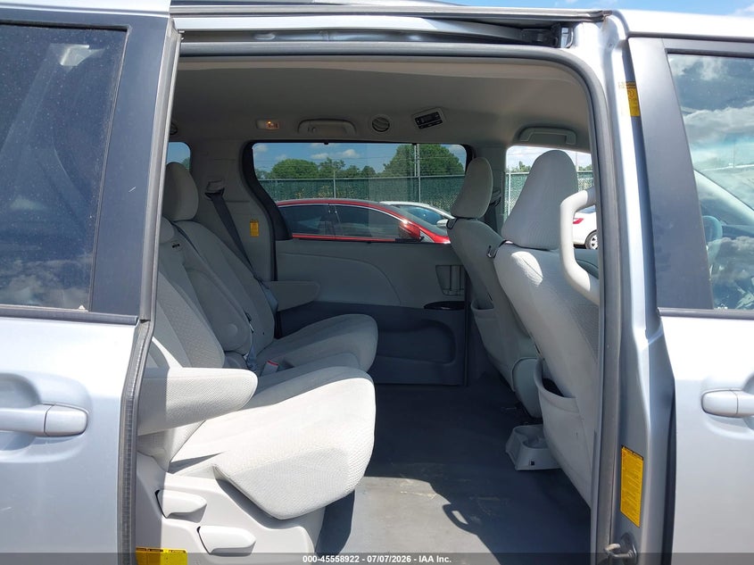 2014 TOYOTA SIENNA auction photo 8
