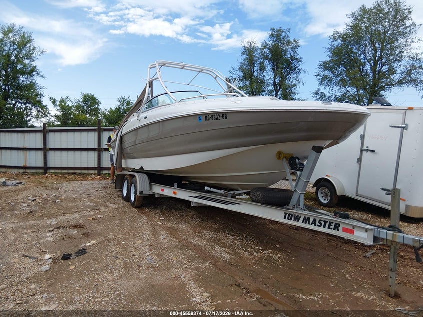 2004 CROWNLINE 26' auction photo 2
