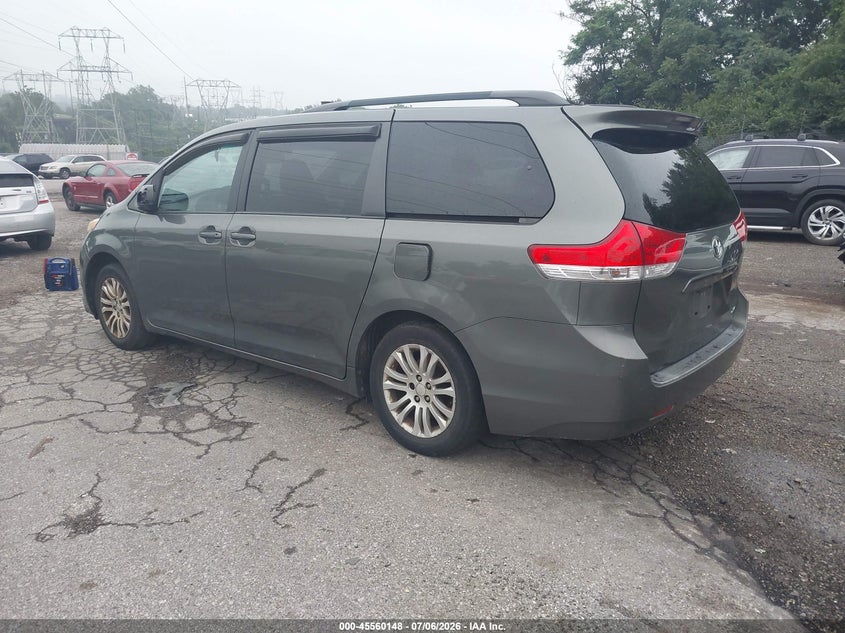 2011 TOYOTA SIENNA auction photo 3